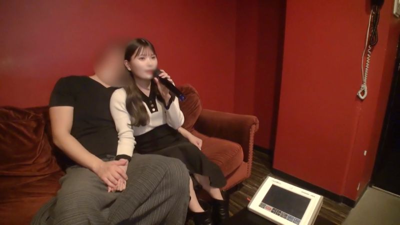 【無/初撮り】カラオケボックスで可愛い彼女を横に我慢できなくなり、ハメてしまいました。無事、定員にばれず中出しできました。