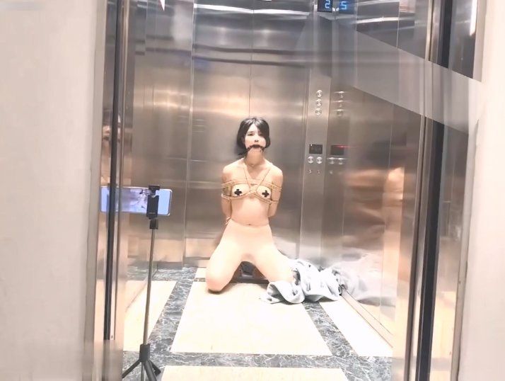 杏吧传媒 超嫩萝莉电梯裡的ks训练和马路旁露臺调教